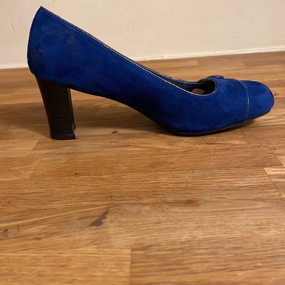 Croft and Barrow Blue Faux Suede Pumps 3” Heels. Women’s size 6. - Picture 4 of 8